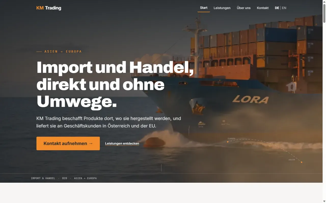 Startseite von kmtrading.at mit Containerschiff und der Schlagzeile „Import und Handel, direkt und ohne Umwege“